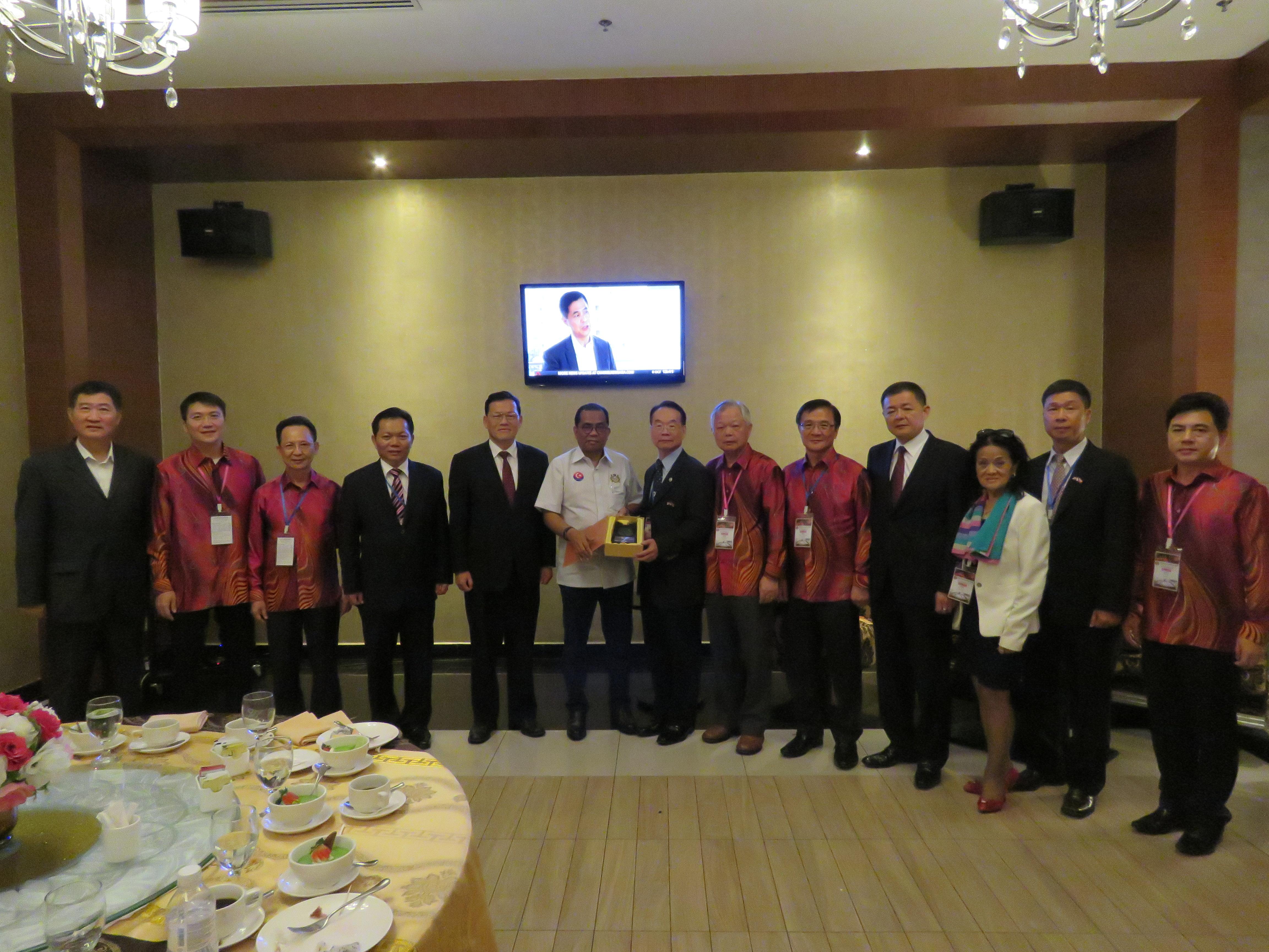 章大使計平(左5)等貴賓陪同馬來西亞臺灣商會聯合總會許總會長正得(中)致贈紀念品予柔佛州州務大臣莫哈末卡立(左6)留念。