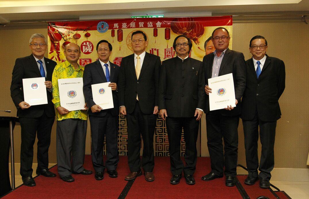 章大使計平（左4）代表僑務委員會頒發籌辦慶賀中華民國105年國慶活動有功人員感謝狀。
