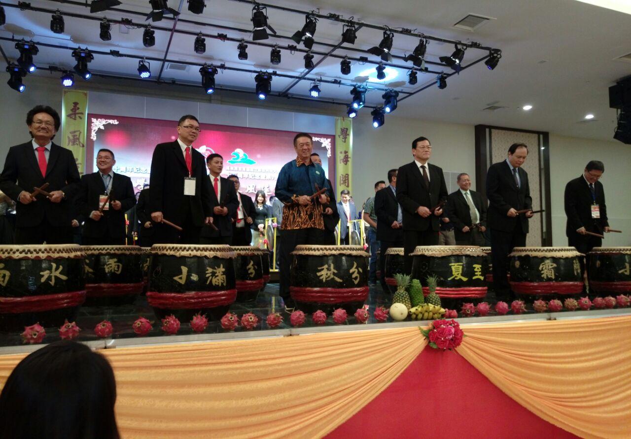 章大使計平(右三)出席活動開幕儀式。