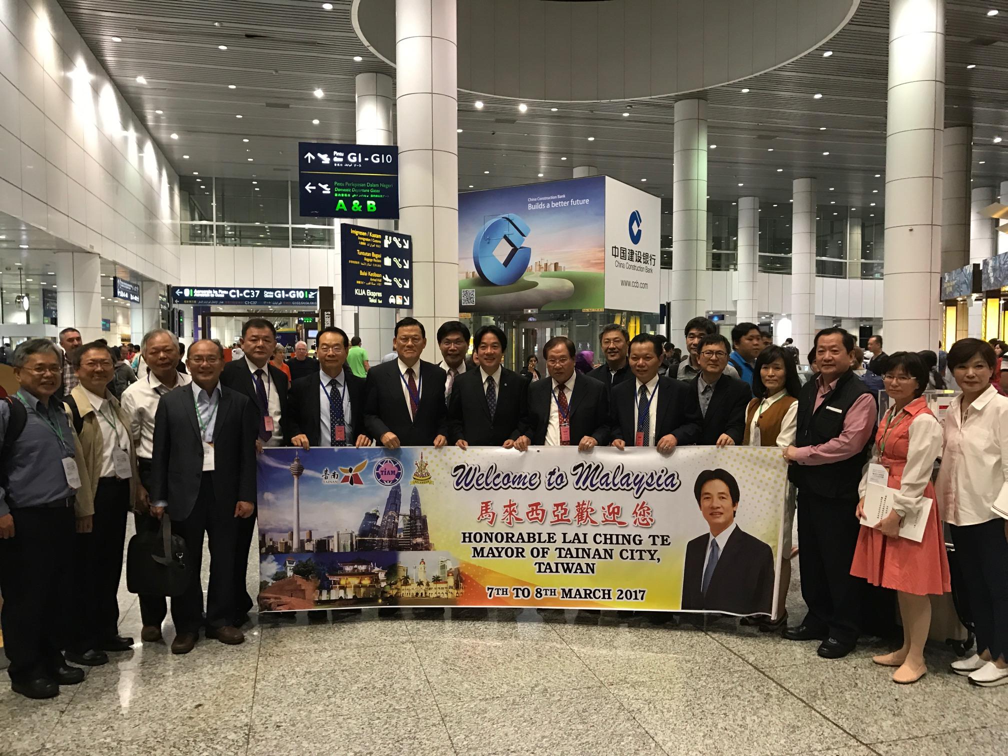 章計平大使(左七)歡迎臺南市賴清德市長(左九)率領「臺南市大學聯盟」成員訪問馬來西亞