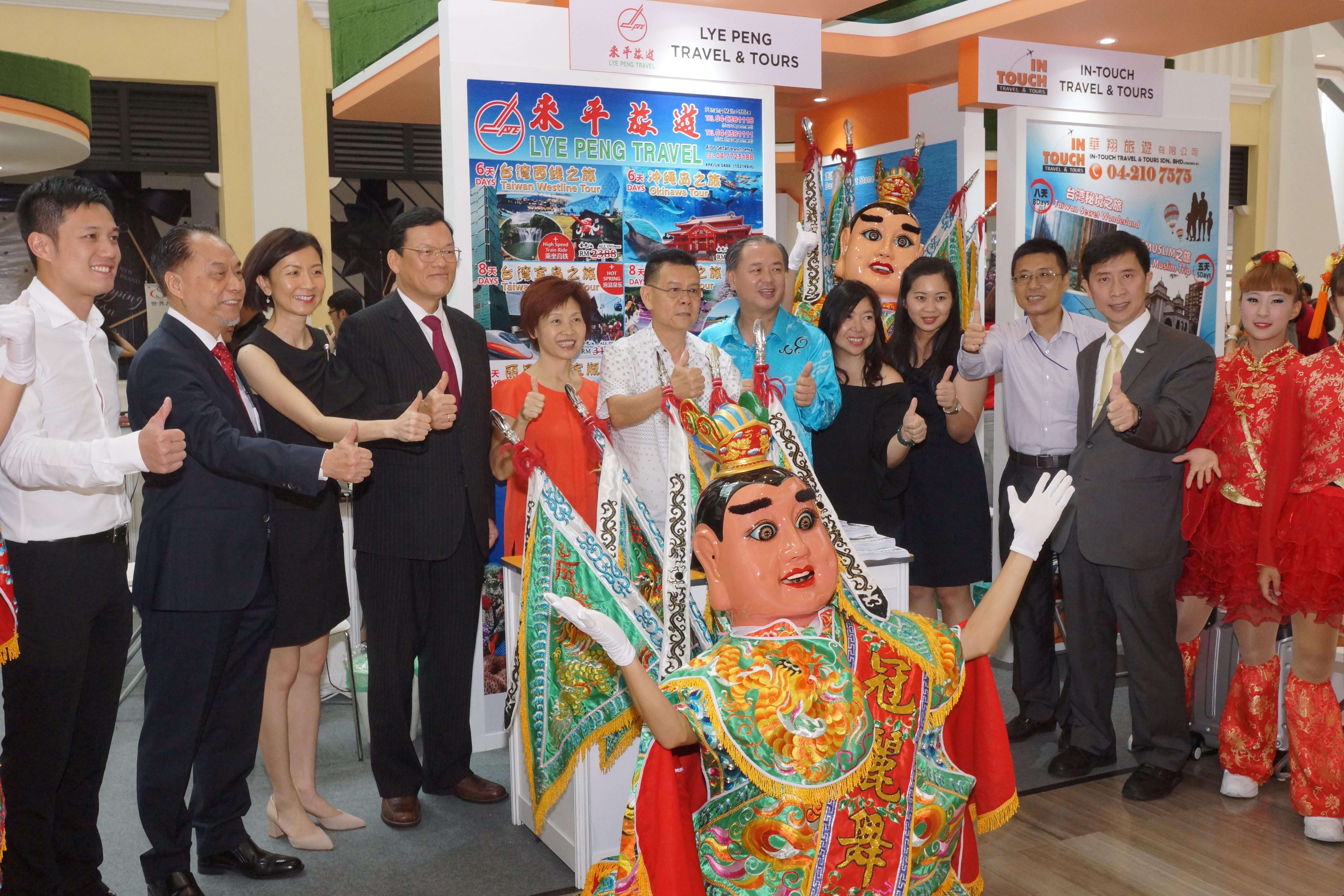 章大使計平(左4)出席「2017年臺灣旅遊檳城展銷會」開幕式與臺灣廟會電音三太子及出席貴賓合照。