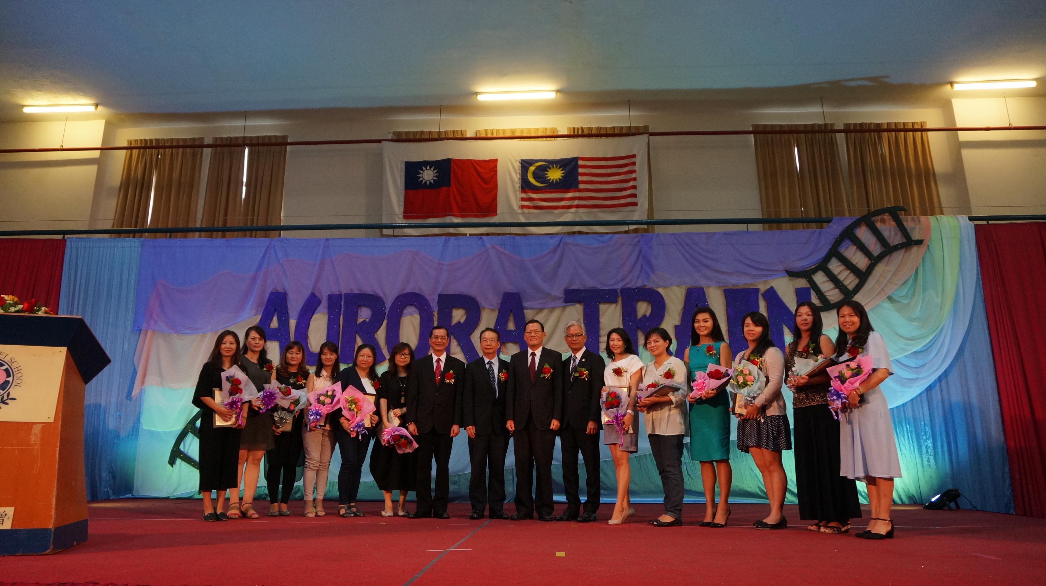 章大使計平(中)受邀出席吉隆坡臺灣學校105學年度畢業典禮。

