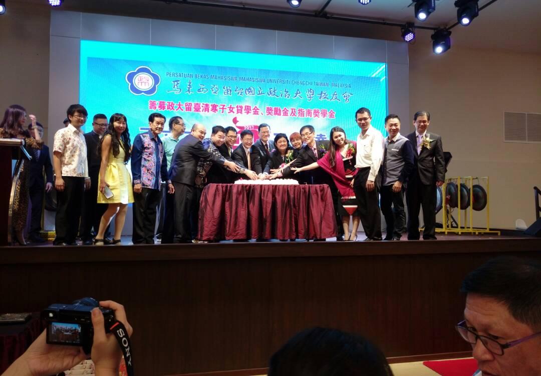 章大使計平(7右)與馬來西亞留台國立政治大學校友會理事一起切蛋糕慶賀。