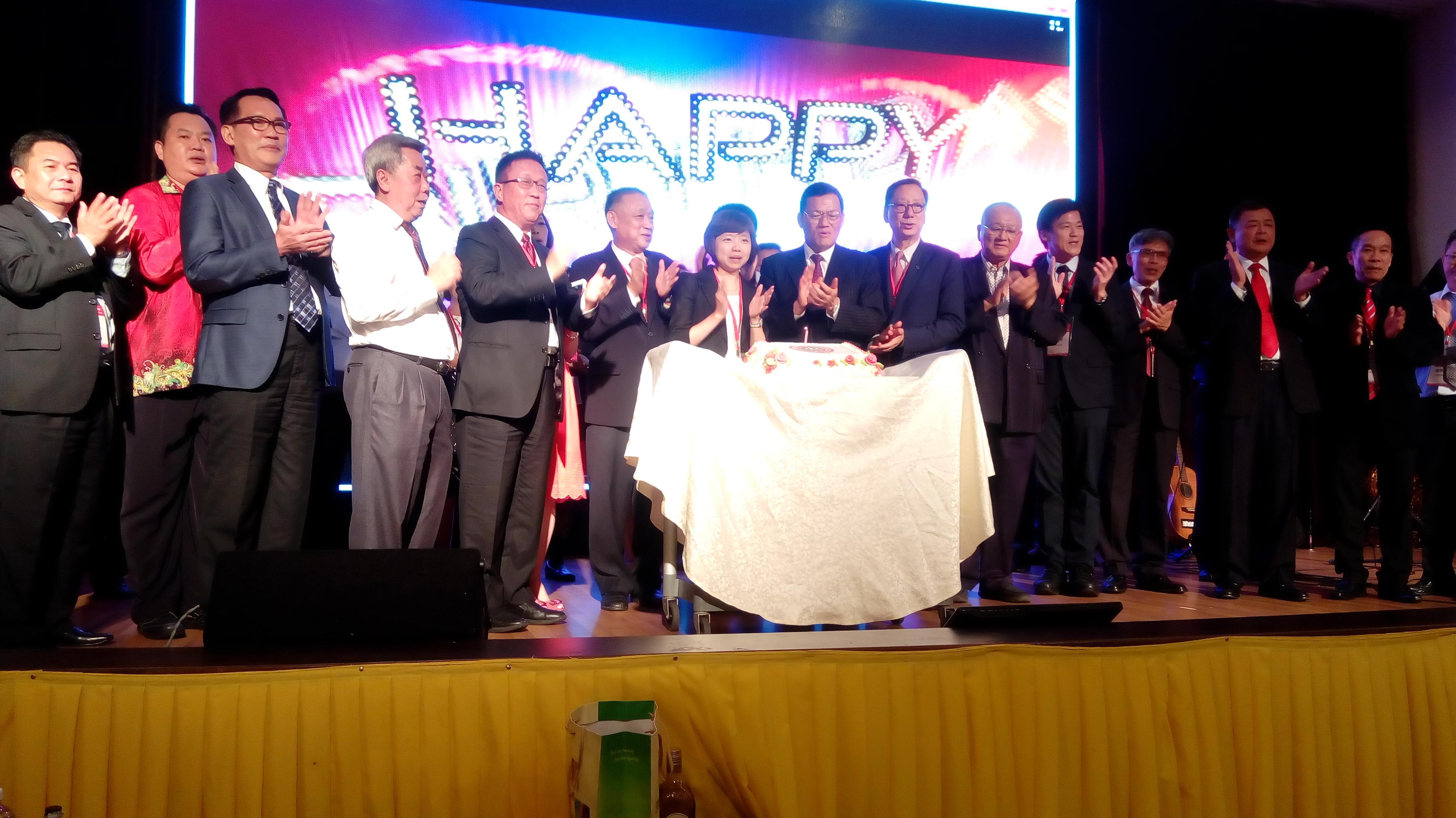 章大使計平(前排，左8)和與會貴賓歡慶東吳大學校友會10週年慶並合影留念。