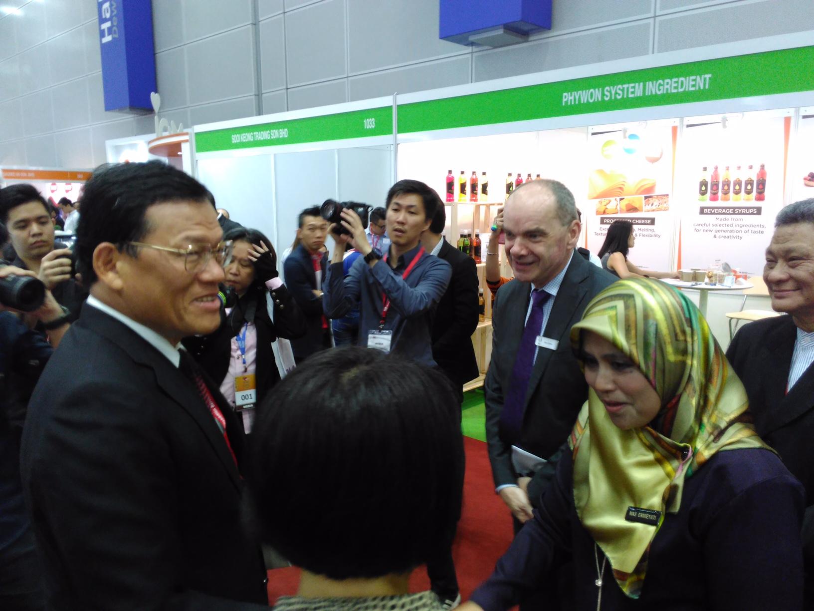 章大使（左）向馬來西亞旅遊及文化部副部長YB Daryl Mas Ermieyati Samsudin(右2)介紹臺灣館
