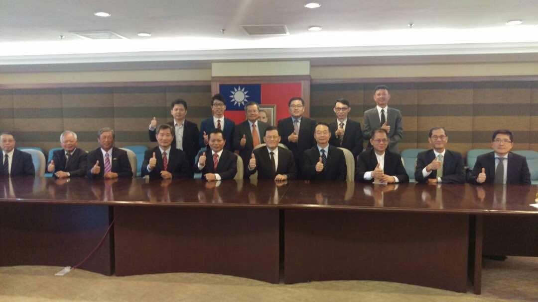 章大使計平(前排右5)與第25屆亞洲臺灣商會聯合總會理事幹部合影。