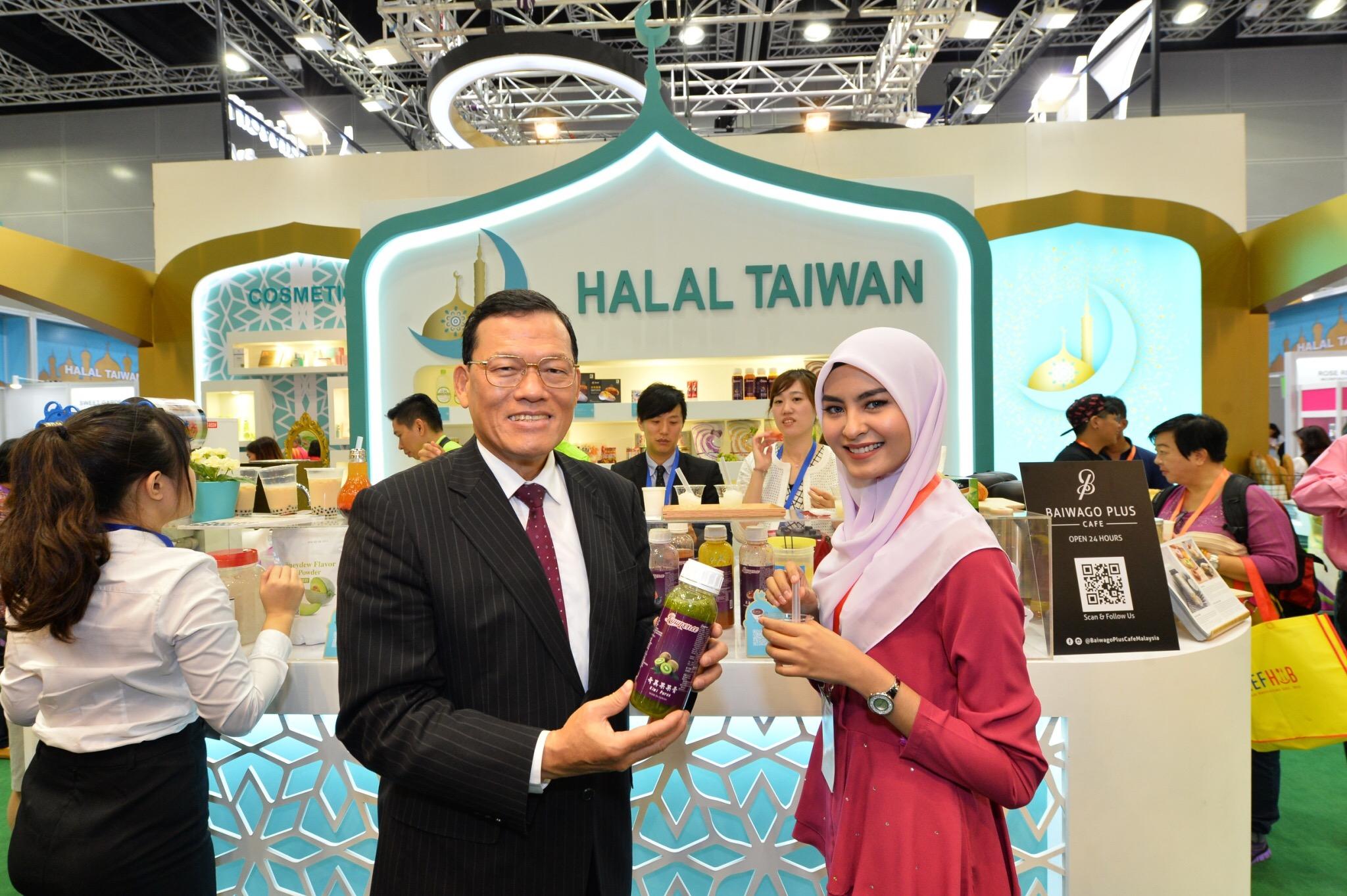 章計平大使(左)參觀（Taiwan Expo 2017）之Halal Taiwan展場
