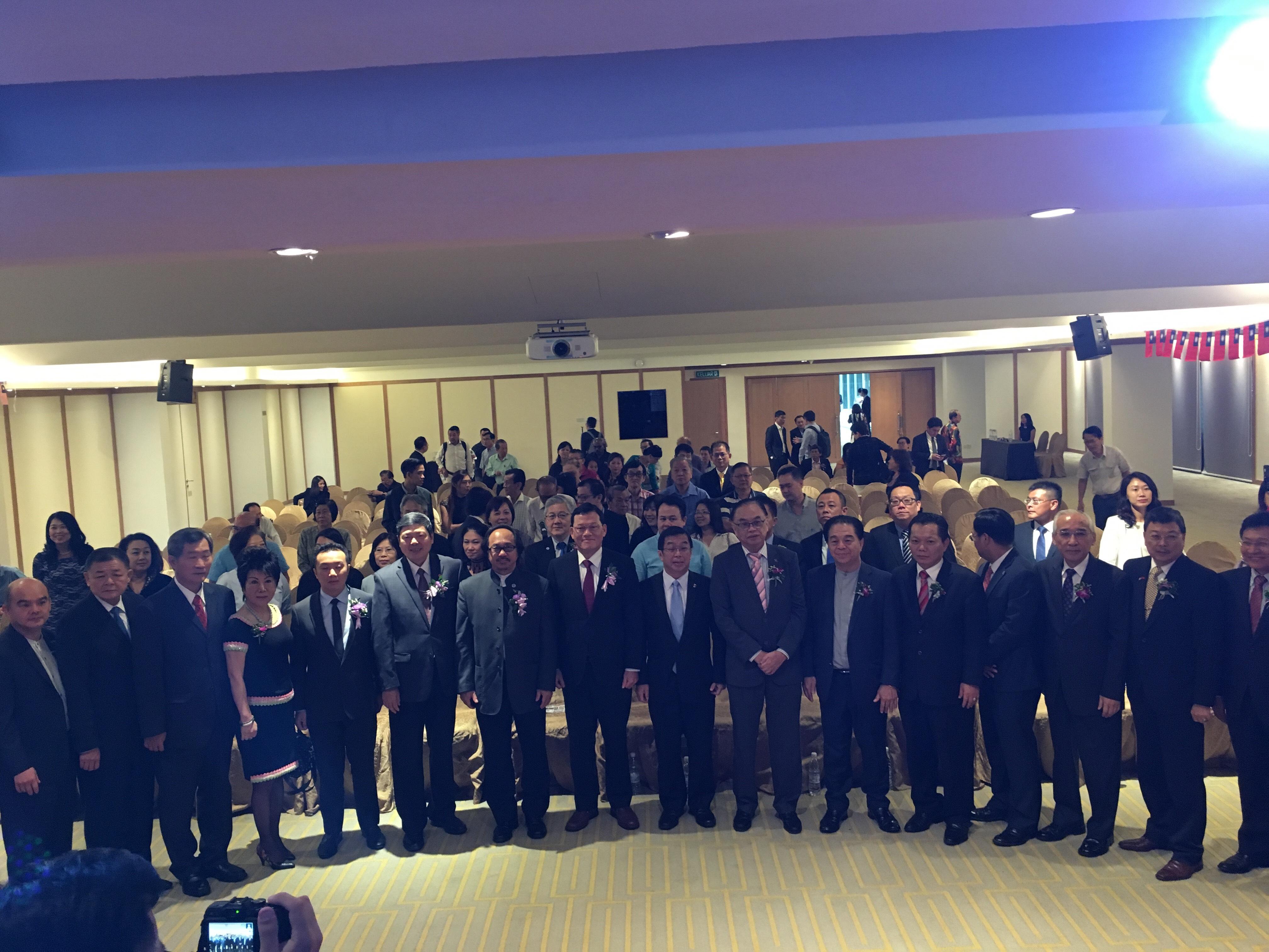 章大使計平出席馬臺經貿協會與出席人員合影(左8)。
