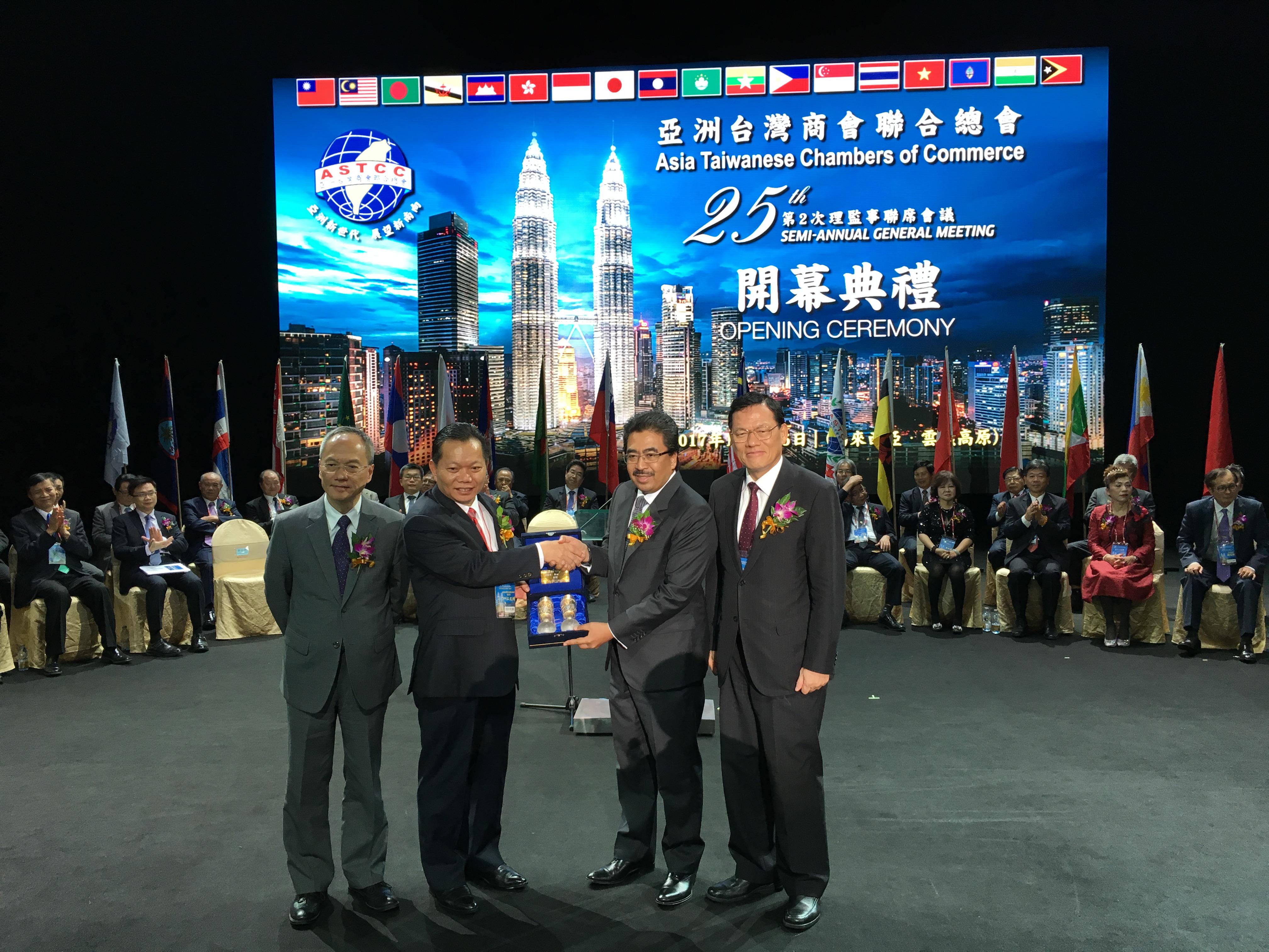 章大使計平(右1)與馬來西亞首相代表Johari Abdul Ghani(右2)、亞洲臺灣商會聯合總會總會長拿督江文洲(左2)及僑務委員會吳委員長新興(左1)合影 
