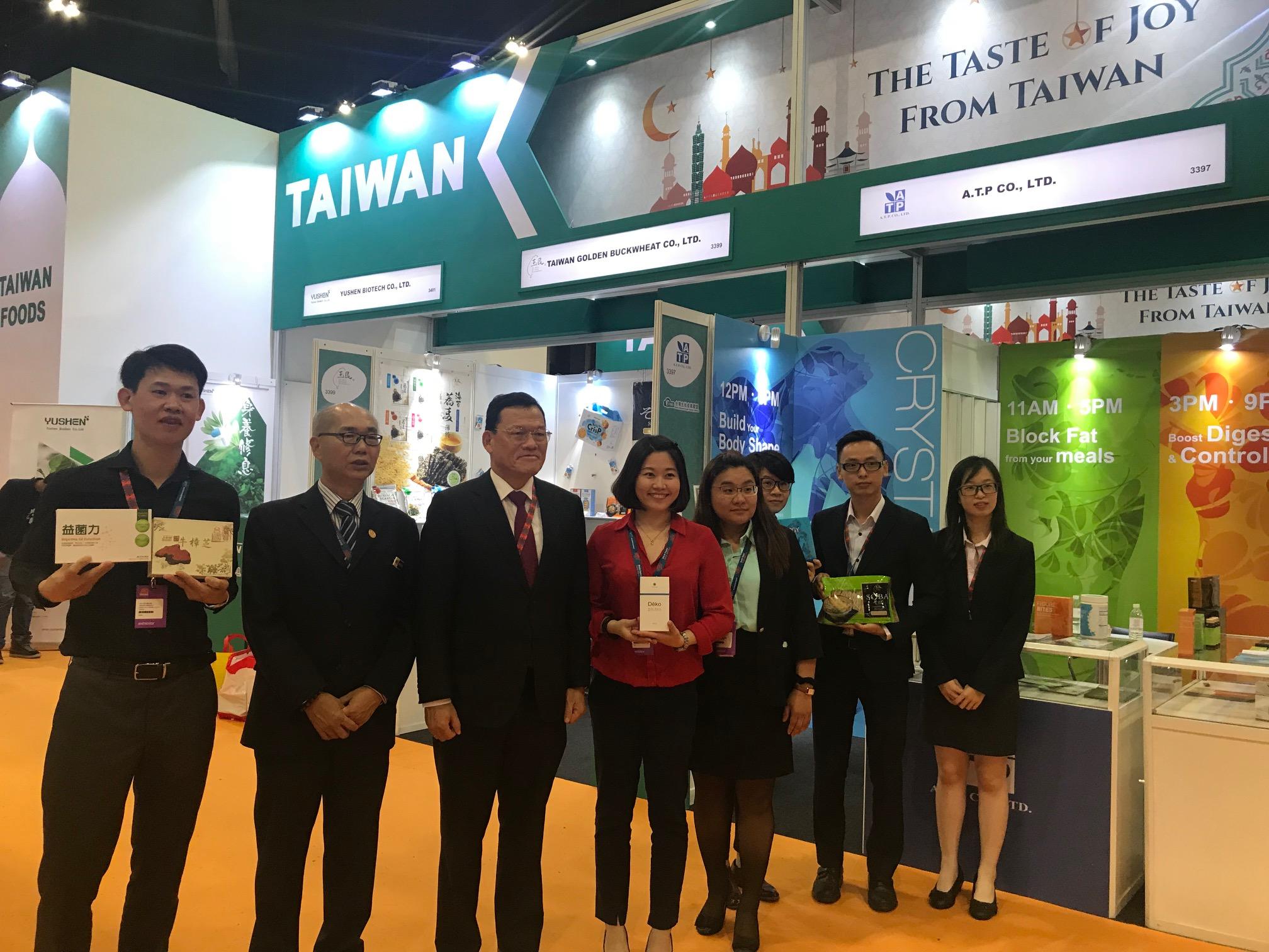 章大使(左3)與社團法人台灣生技產業聯盟業者合照