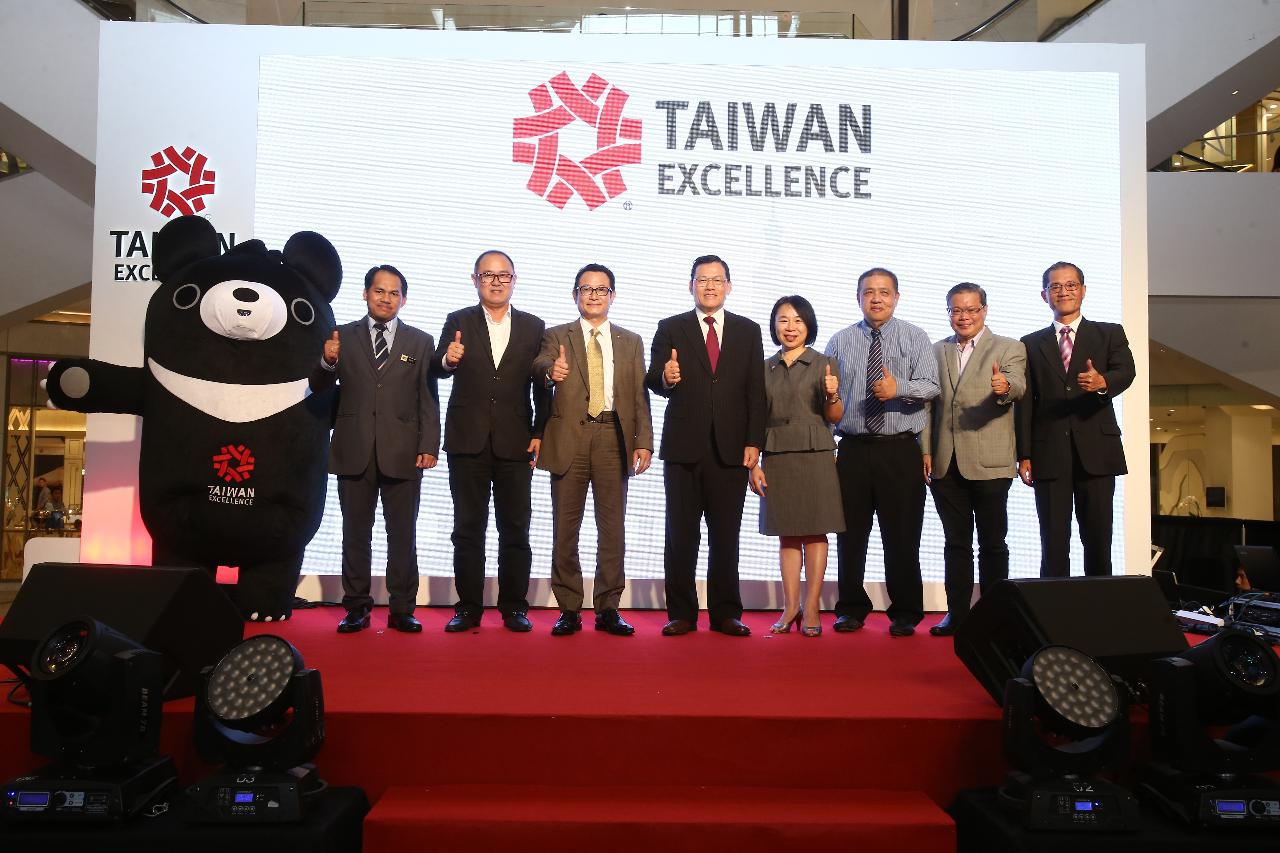 章計平大使（中）出席2018台灣精品購物中心體驗活動開幕式與貴賓合影
