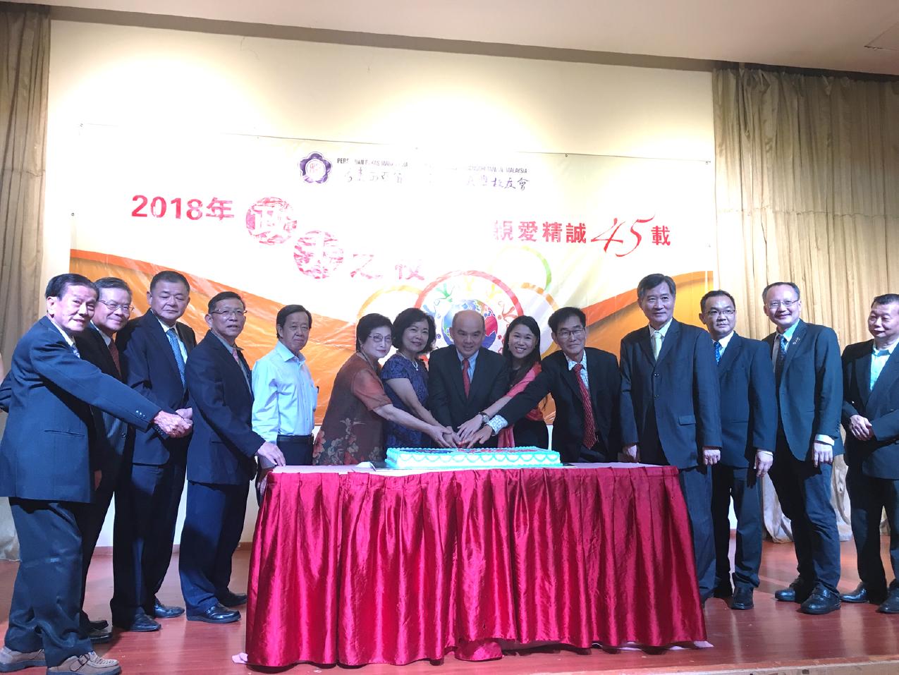 洪大使慧珠(左7)出席「2018年馬來西亞政大之夜暨校友會45週年慶」活動與貴賓合影。