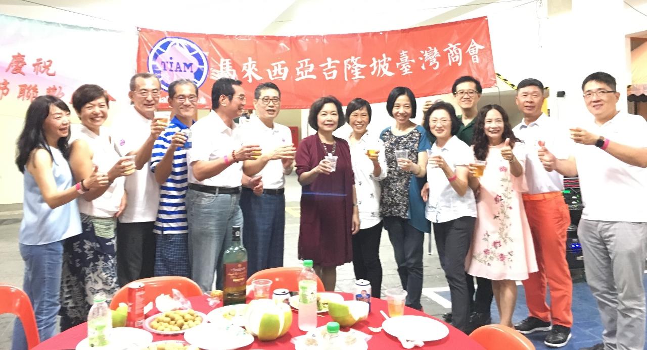 洪大使慧珠(左7)出席吉隆坡臺灣商會2018年中秋節賞月聯歡晚會。
