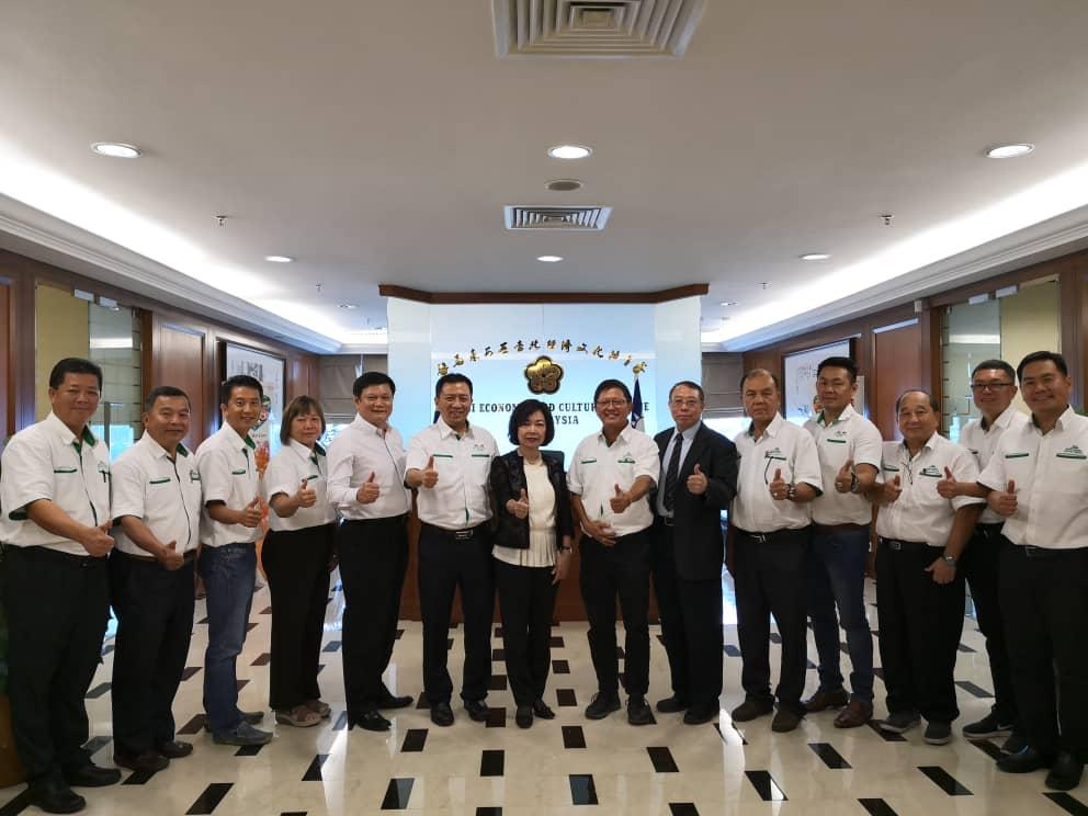 洪大使慧珠(左7)與馬來西亞屏東科技大學校友會理事及幹部合影。