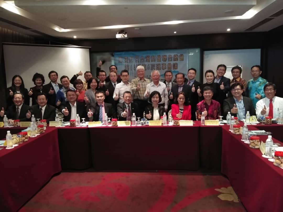 洪大使慧珠(前排右5)出席馬來西亞臺灣商會聯合總會第14屆全國理事會第6次會議開幕典禮與全體參加人員合影。
