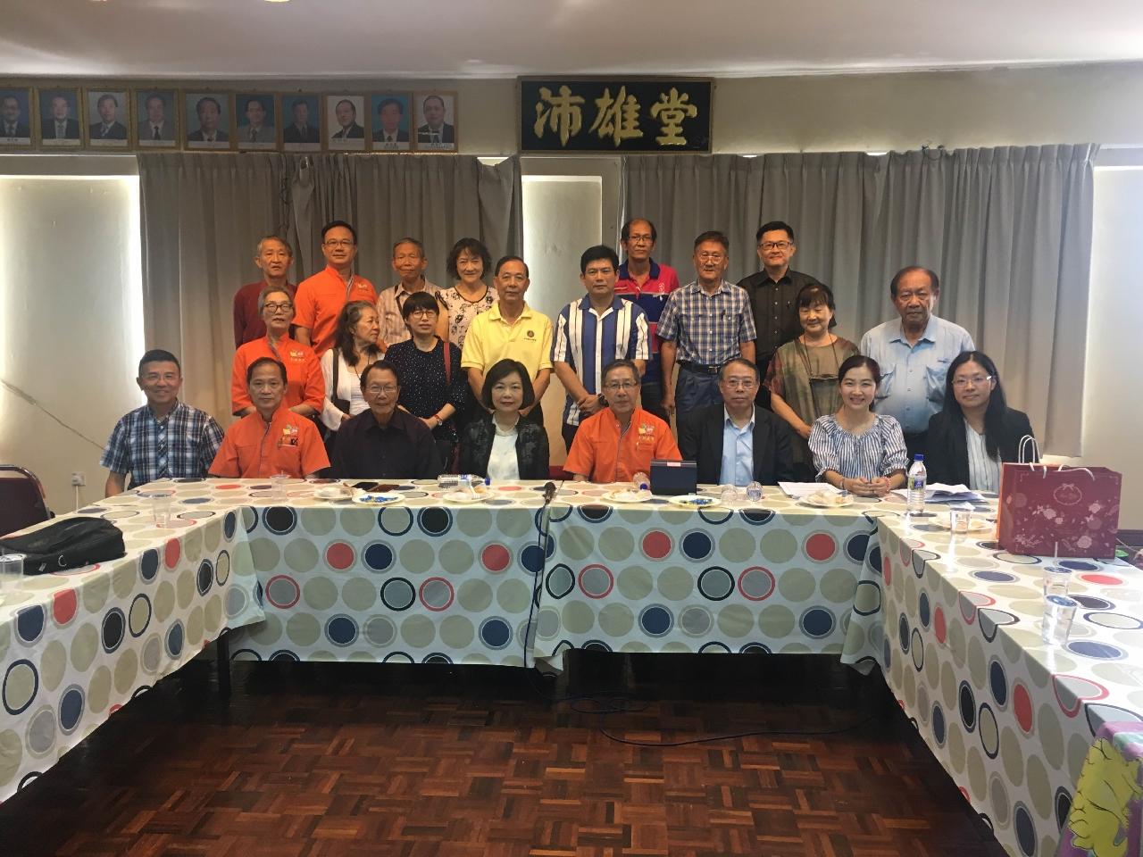 洪大使慧珠(左4)與沙巴留臺同學會總會長方惠敏(右4)及該會理事、幹部合影。