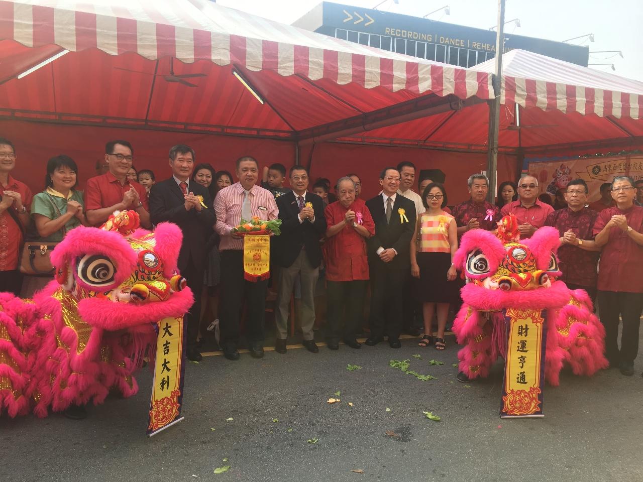 尹公使新垣(左4)出席「馬來西亞留臺校友會聯合總會2019己亥年新春團拜」慶祝新年。

