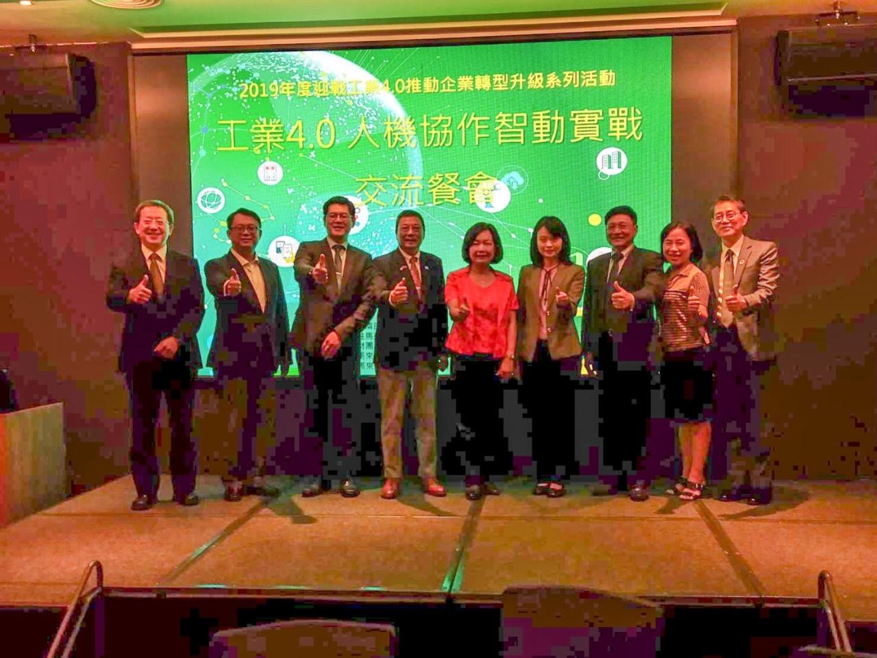 駐馬來西亞臺北經濟文化辦事處洪大使慧珠出席 「工業4.0～人機協作智動實戰研討會暨交流餐會」晚宴開幕典禮及與會貴賓。
