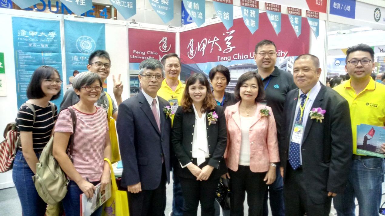洪大使慧珠(前排右三) 及貴賓與參展學校代表合影