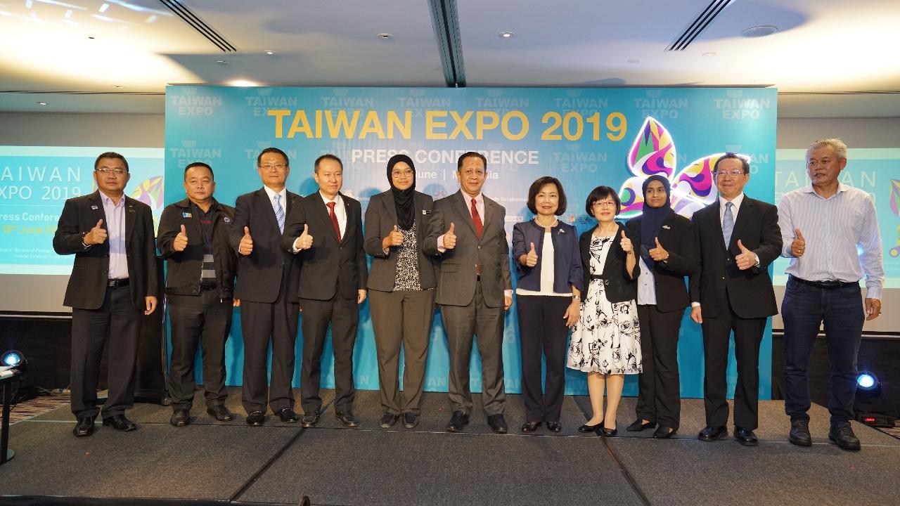 駐馬來西亞臺北經濟文化辦事處代表洪慧珠（右5）、馬來西亞對外貿易發展機構北區辦事處總監莎麗花（左5）和檳州國內及國際貿易、消費者事務及企業發展委員會主席拿督阿都哈林（左6）皆出席記者會並致詞
