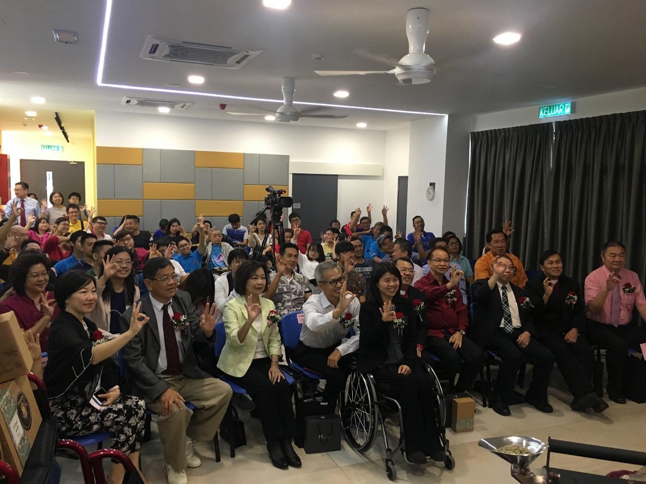 洪大使慧珠(前排右8)出席美門殘障關懷基金會特約咖啡工作坊開幕典禮與全體人員合影。