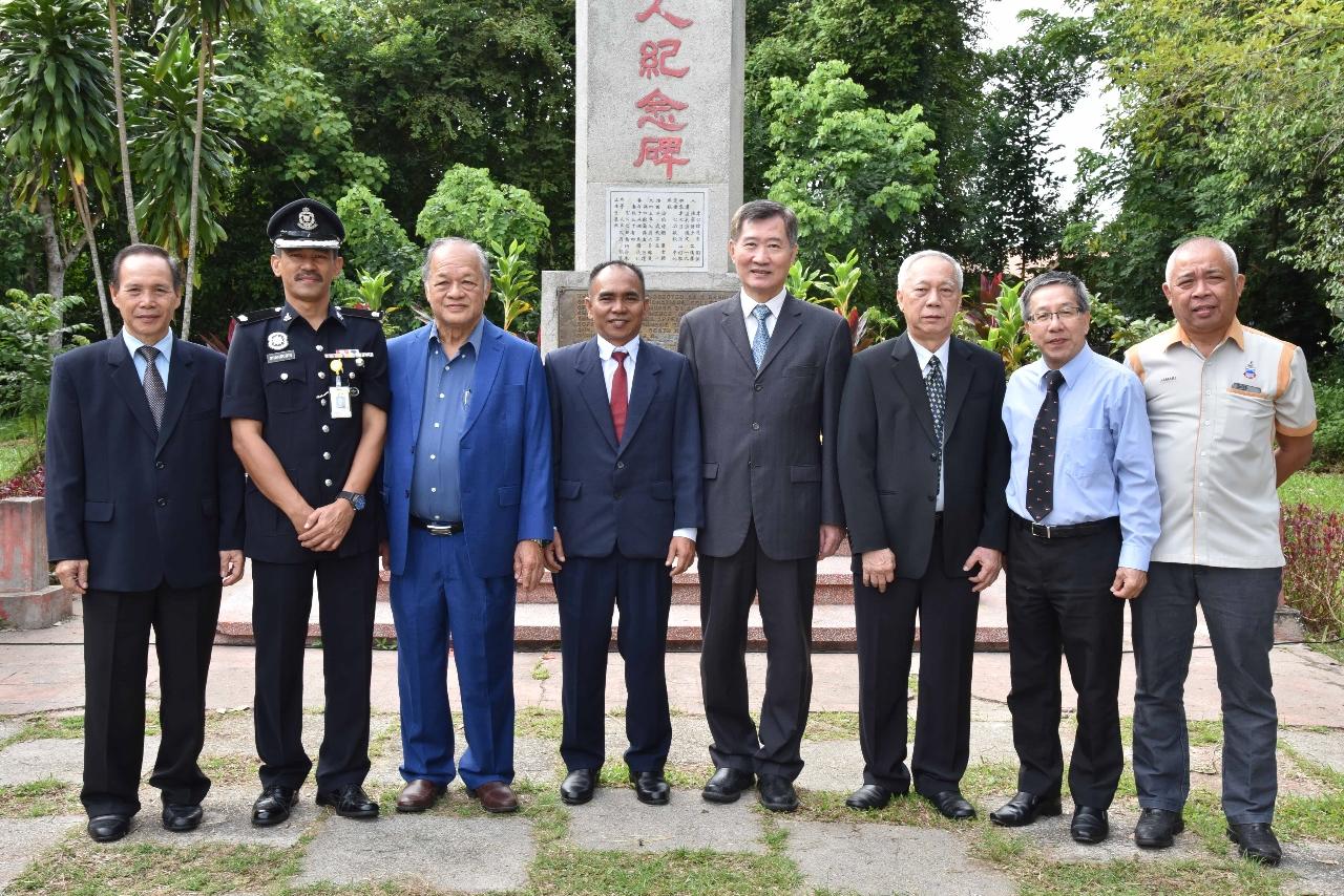 尹公使新垣(右4)出席「馬來西亞沙巴州根地咬卓還來領事暨二戰死難英雄紀念碑公祭典禮」與貴賓合影。