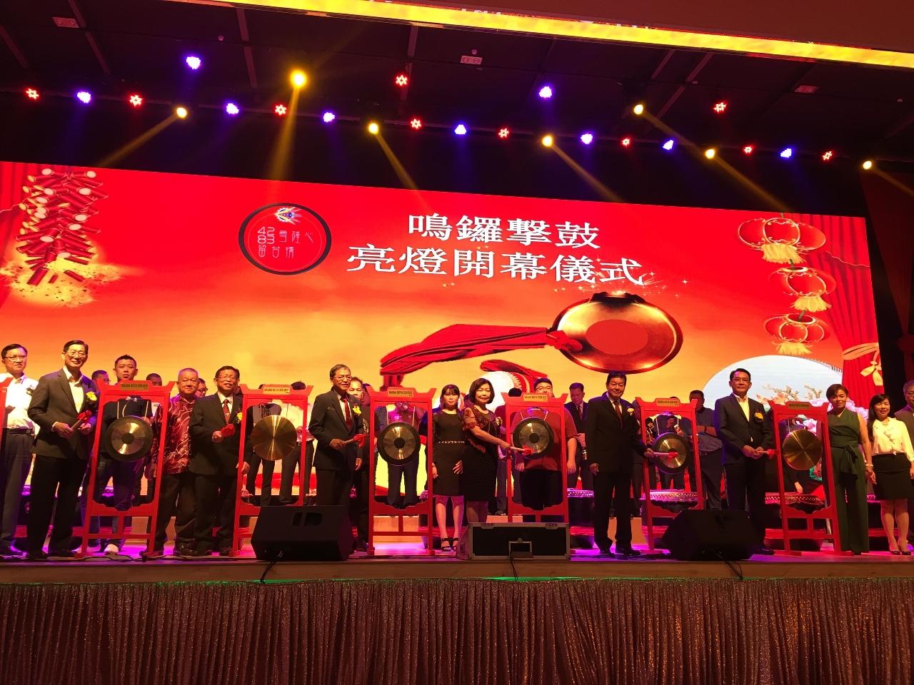 洪大使慧珠（前排右3）出席雪蘭莪暨吉隆坡留臺同學會42週年會慶2019年雪隆之夜晚宴開幕儀式。 
