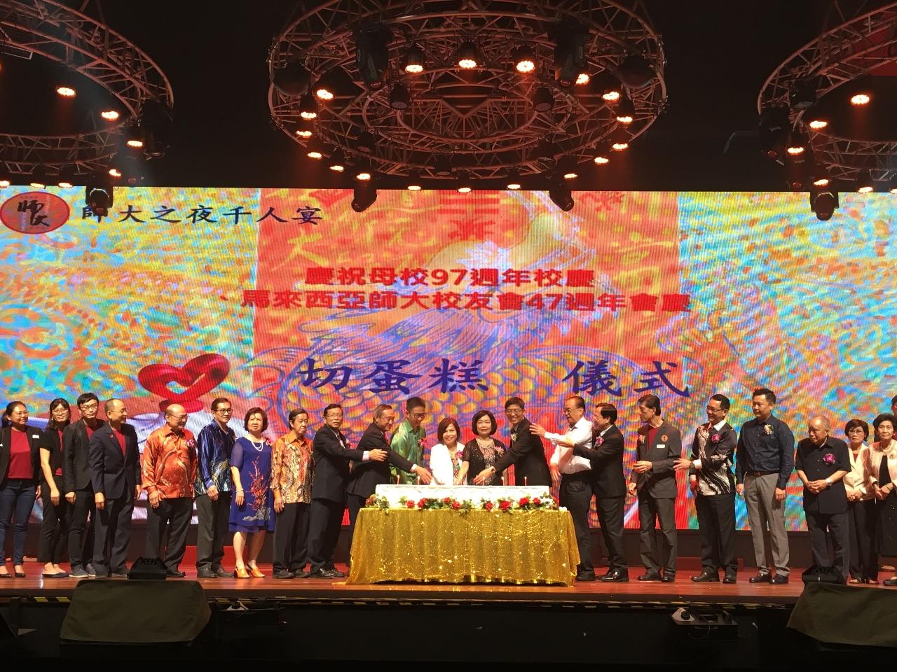 洪大使慧珠（右10）出席馬來西亞國立臺灣師範大學校友會師大之夜千人宴與全體貴賓切蛋糕慶祝。