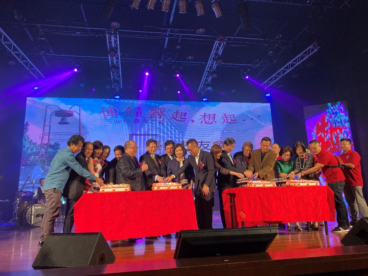 洪大使慧珠（左9）出席國立臺灣大學馬來西亞校友會「2019臺大之夜」與貴賓切蛋糕慶祝。