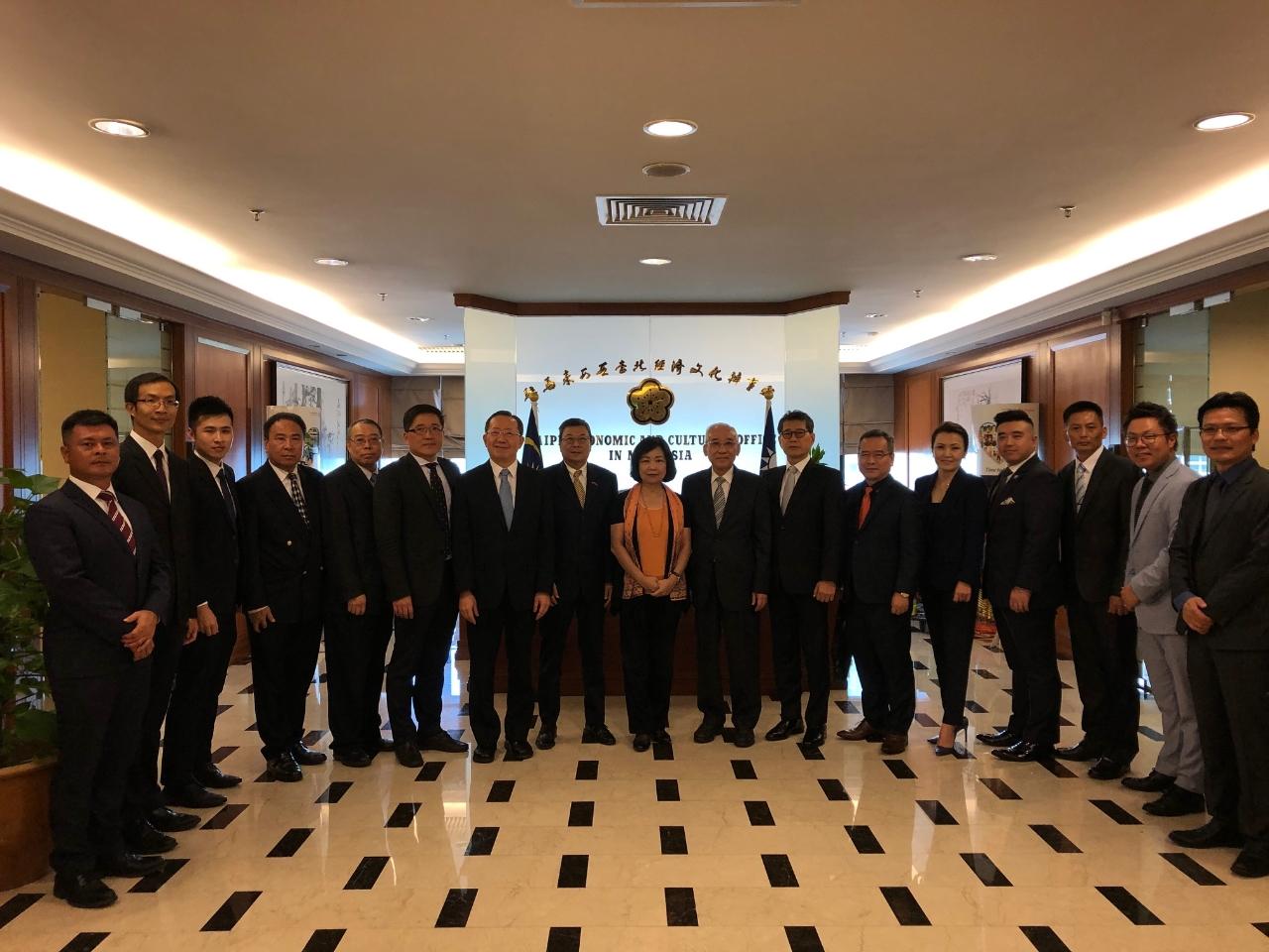洪大使慧珠(中間)與馬來西亞臺灣商會聯合總會及吉隆坡臺灣商會新任理事幹部合影。
