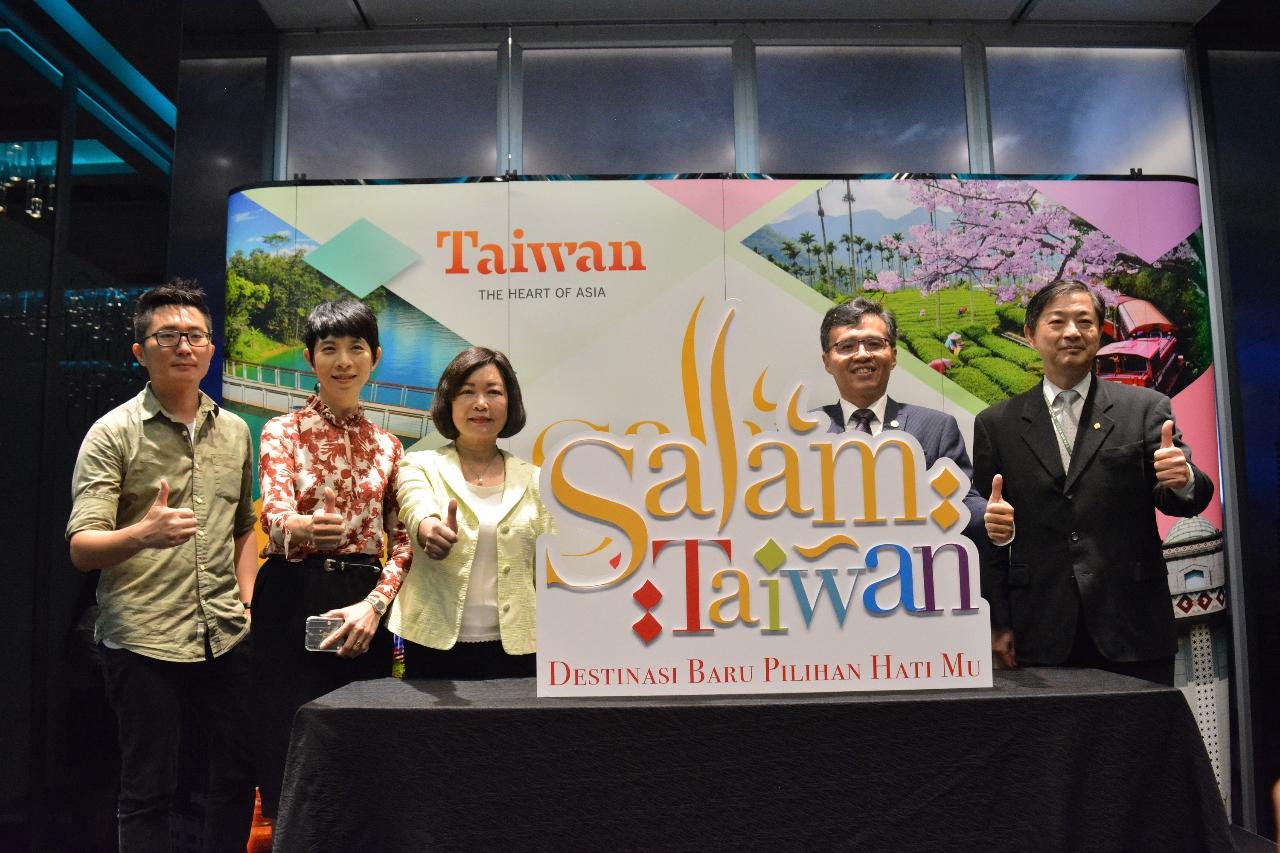 洪大使慧珠(左三)、周主任士弼(左四)與華航、長榮及亞航代表共同宣布「Salam Taiwan 2020」活動正式啟動。

