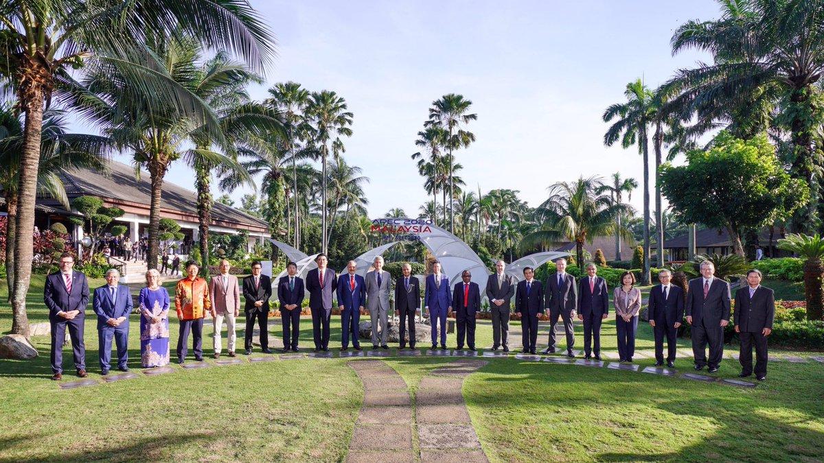 洪大使慧珠( 右四）及APEC會員體駐馬使節與馬哈迪首相合影