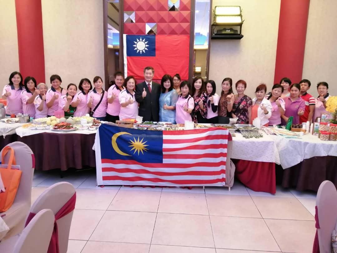 尹公使新垣(左10)與馬來西亞寶島婦女協會合影。