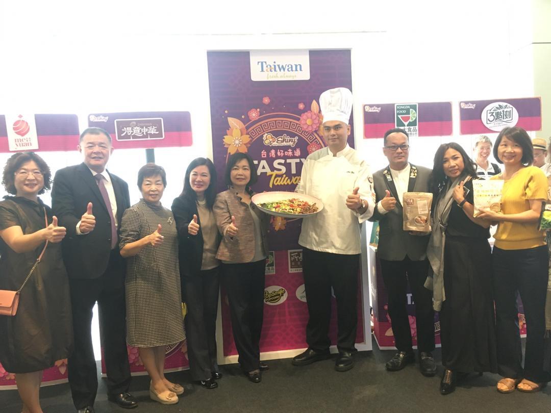 農委會選定馬來西亞Mercato市場為合作夥伴，辦理食品節活動，並邀請馬國電
視知名主廚Collin Edward Lim(右起第四位)在記者會中選用臺灣食材與馬來西亞
道地口味表演特色上菜秀。