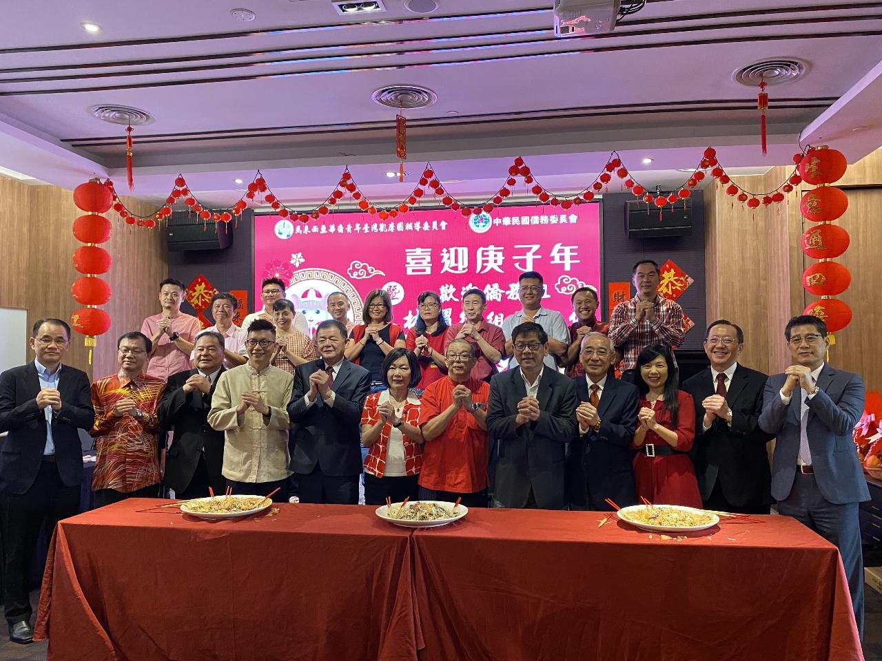 洪大使慧珠(左6)出席「馬來西亞華裔青年臺灣觀摩團輔導委員會喜迎庚子年午宴餐會」慶祝新年。