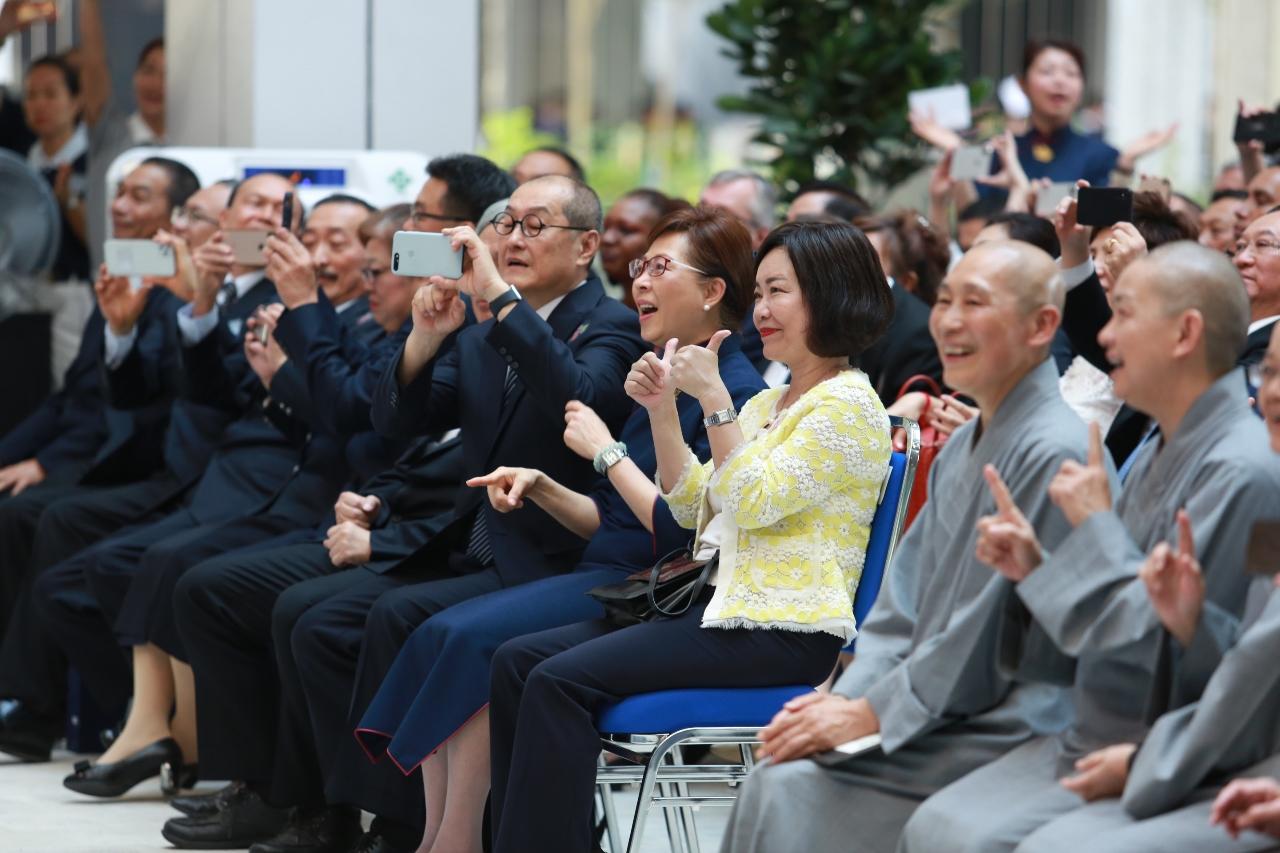 洪大使欣賞學生們的表演。
