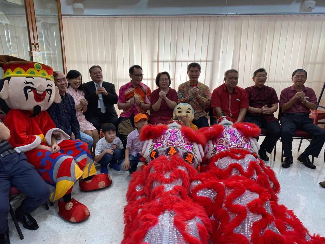 尹公使新垣(右4)出席馬來西亞留臺國立成功大學校友會2020庚子年新春團拜與貴賓慶祝新年。