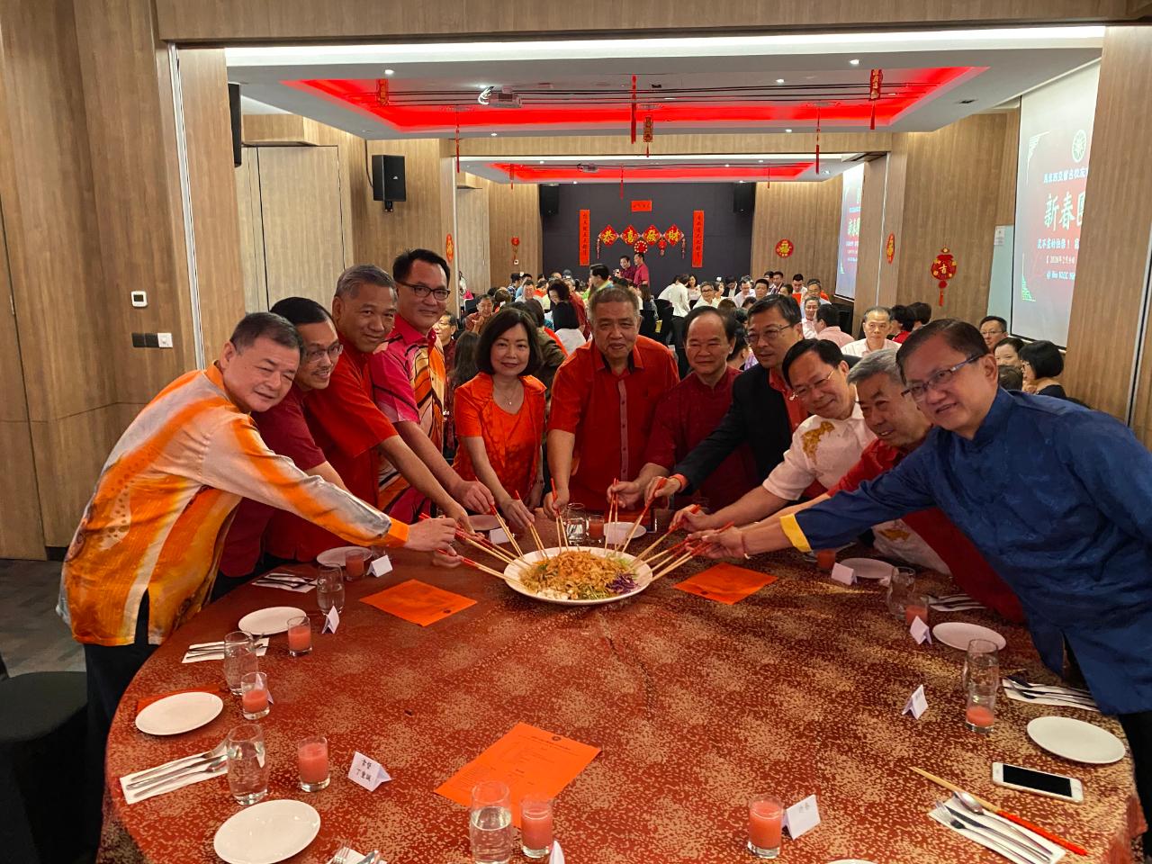 洪大使慧珠(左5)出席馬來西亞留臺校友會聯合總會2020庚子年新春團拜活動與貴賓慶祝新年。