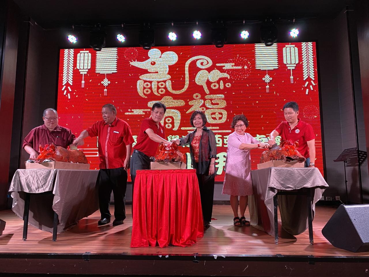 洪大使慧珠(右3)出席國立臺灣大學馬來西亞校友會2020年新春團拜活動與貴賓慶祝新年。
