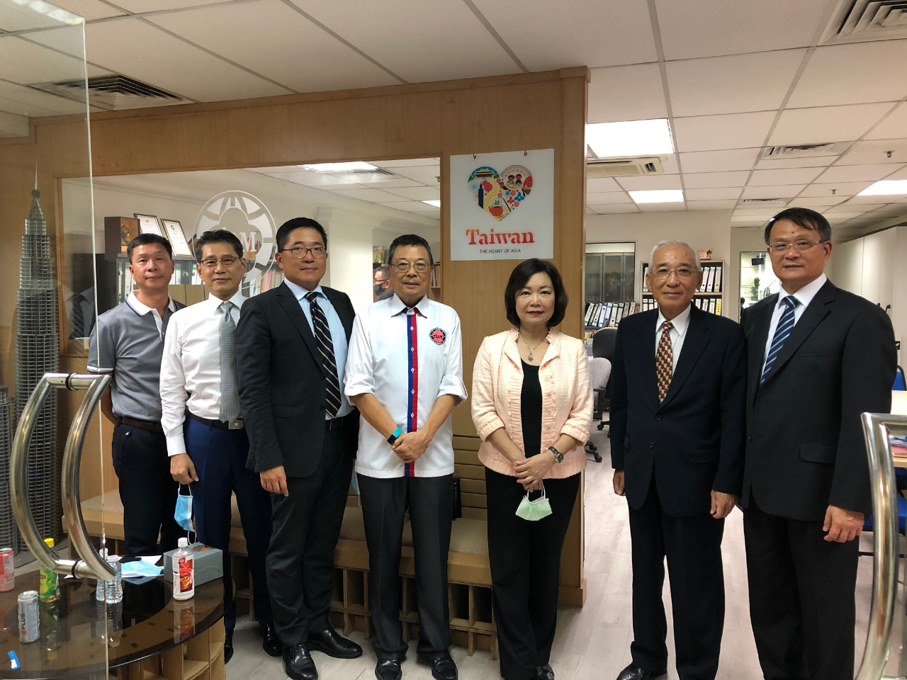 洪大使慧珠（右3）與馬來西亞臺灣商會聯合總會幹部理事合影。