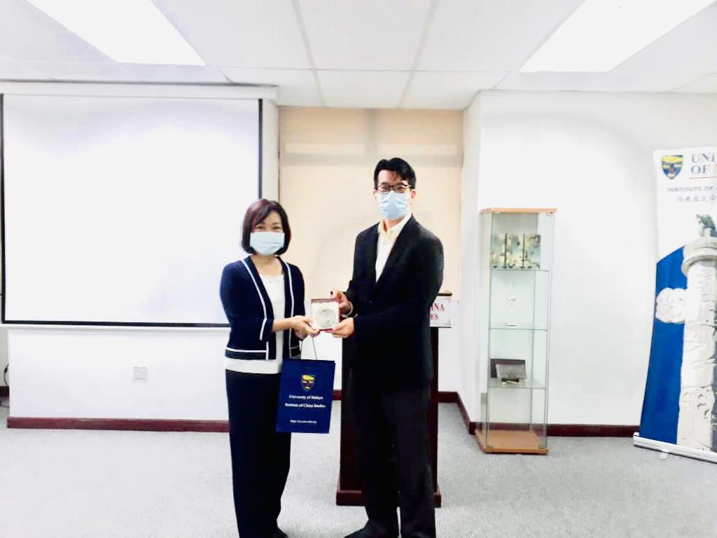 馬來亞大學中國研究所所長饒兆斌博士(右)致贈紀念品予本處洪大使慧珠(左)。