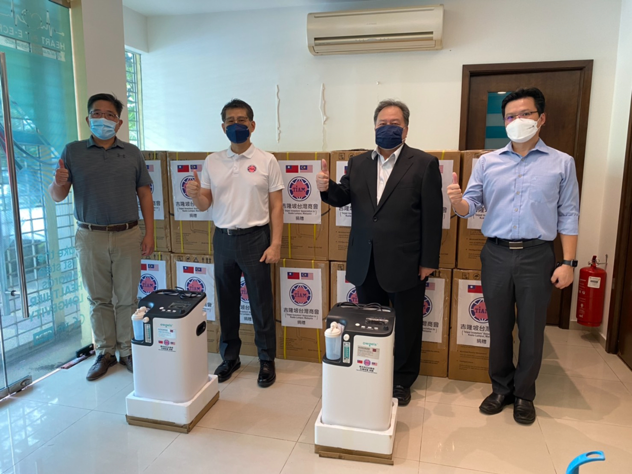 僑務組林渭德組長（右2）參與吉隆坡臺灣商會製氧機驗收
