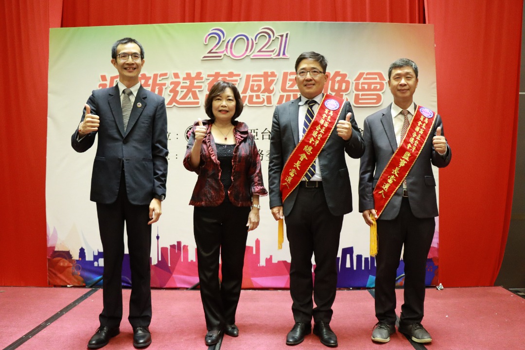 洪大使慧珠(左2)與馬來西亞臺灣商會聯合總會第16屆新任幹部合影。