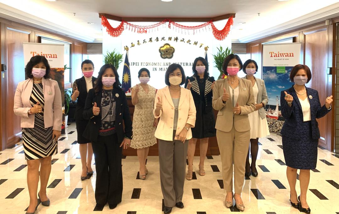 本處洪大使慧珠與世界華人工商婦女企管協會(吉隆坡分會)幹部合影。