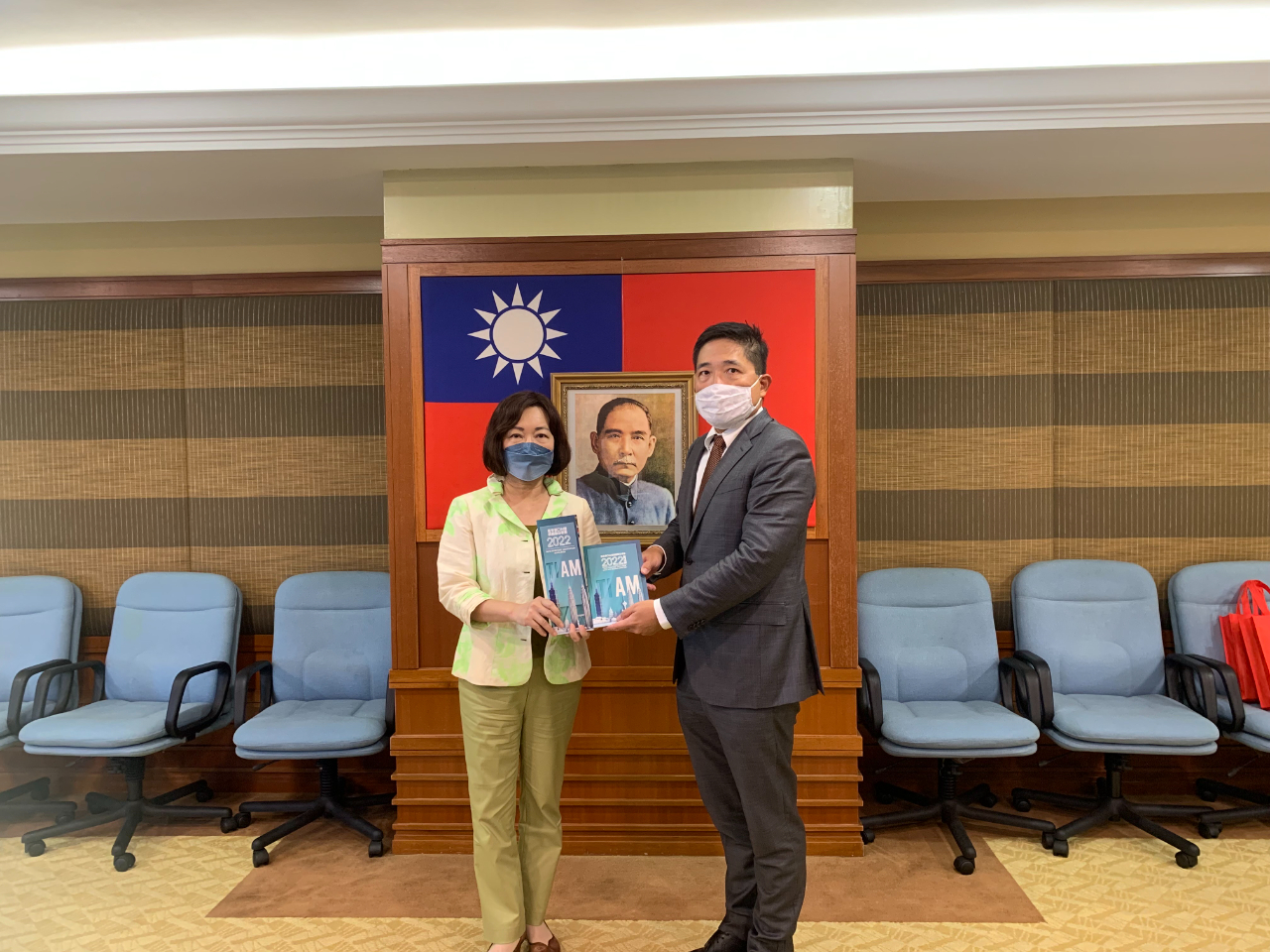 馬來西亞臺灣商會聯合總會林凱民總會長致贈《2022工商名錄》。
