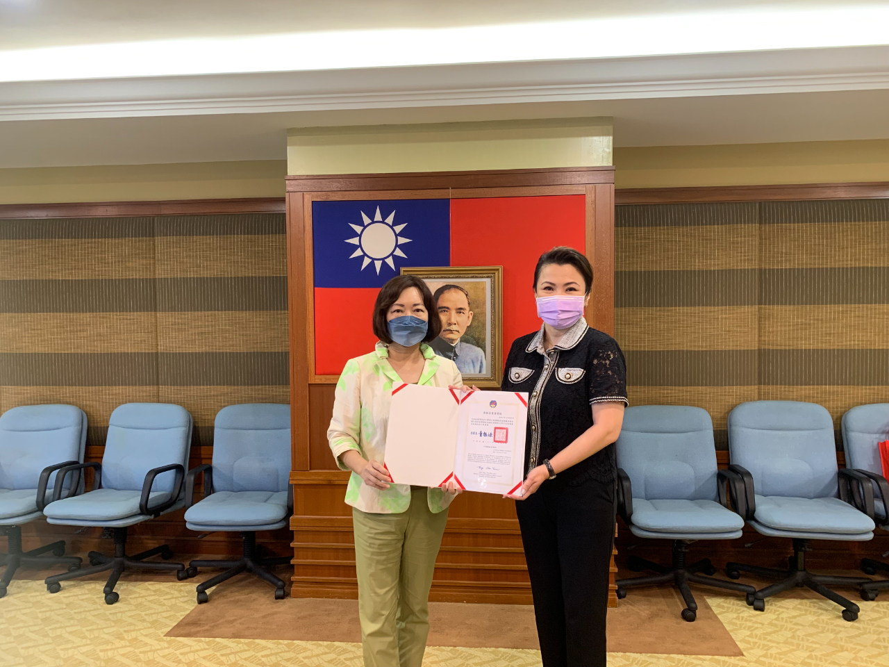 洪大使慧珠頒贈吉隆坡臺灣商會僑委會感謝狀。