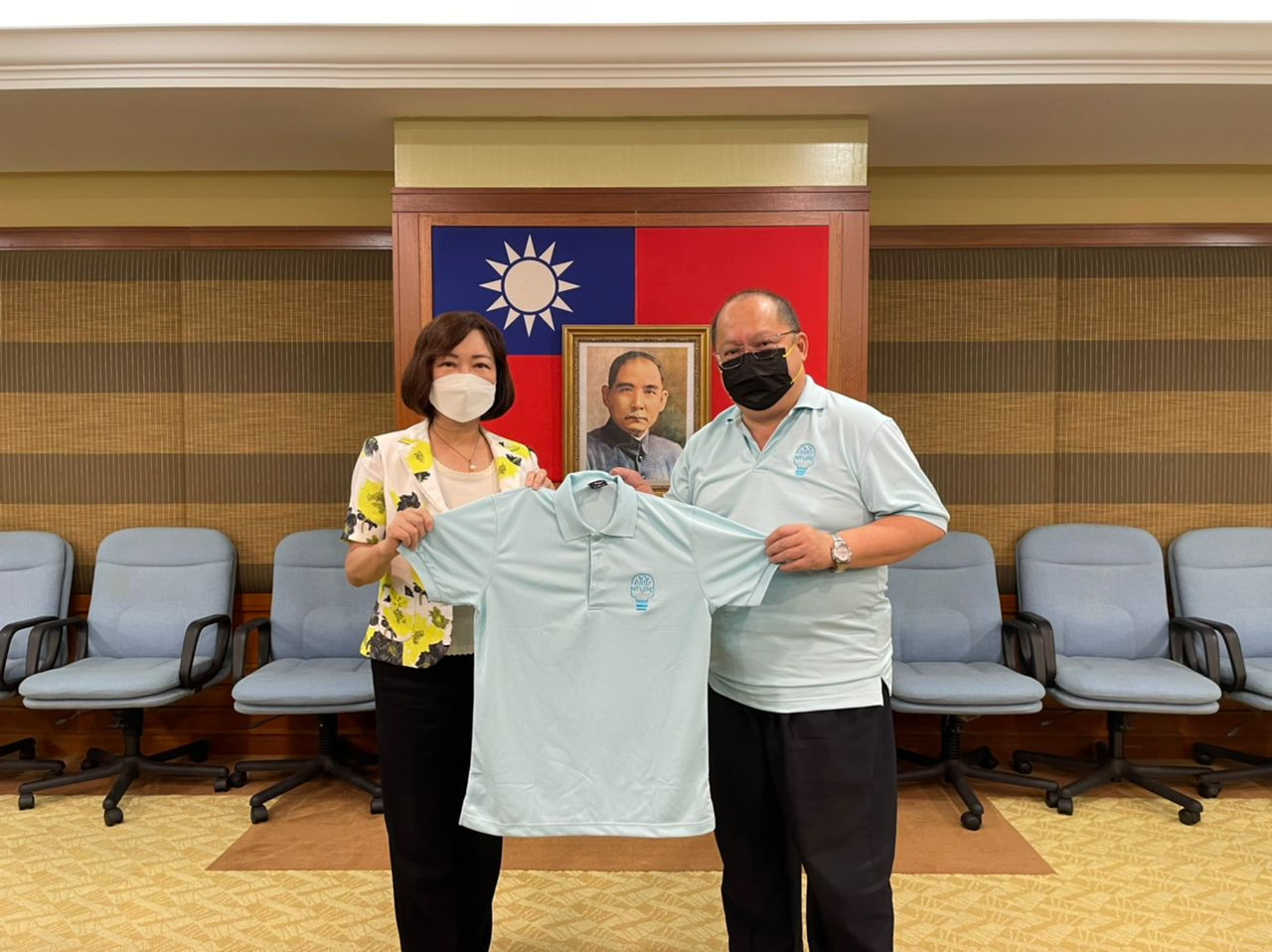 國立臺灣大學馬來西亞校友會致贈洪大使慧珠程式設計比賽紀念服。