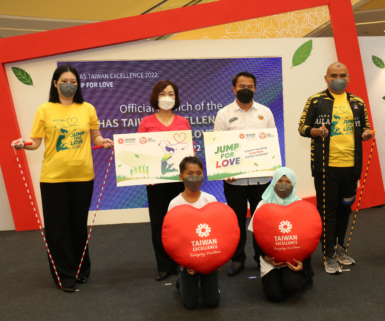 洪大使慧珠（左2）、吉隆坡青年及體育部體育局哈爾曼沙雷副總監（右2）、馬來西亞跳繩總會賽夫安華會長（右1）及吉隆坡台貿中心彭湘尹主任（左1）共同揭幕