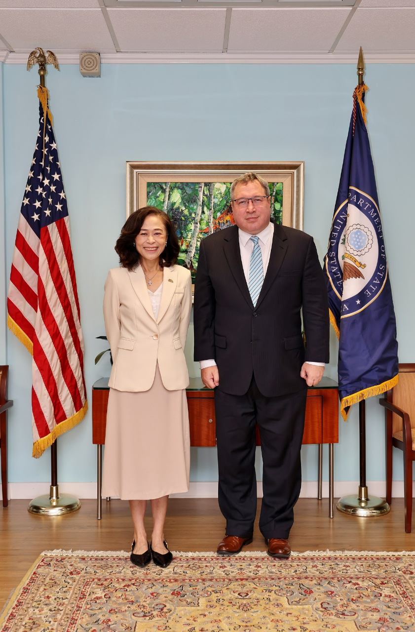 連玉蘋大使5月4日拜會美國駐馬來西亞大使館代辦(Chargé d’ Affaires)David “Chip” Gamble，就多項議題交換意見，共商如何促進台灣與美國在馬來西亞的合作，以嘉惠三國人民。未來本處將持續開創台美馬合作新契機及促進三方交流，以強化台美馬關係。