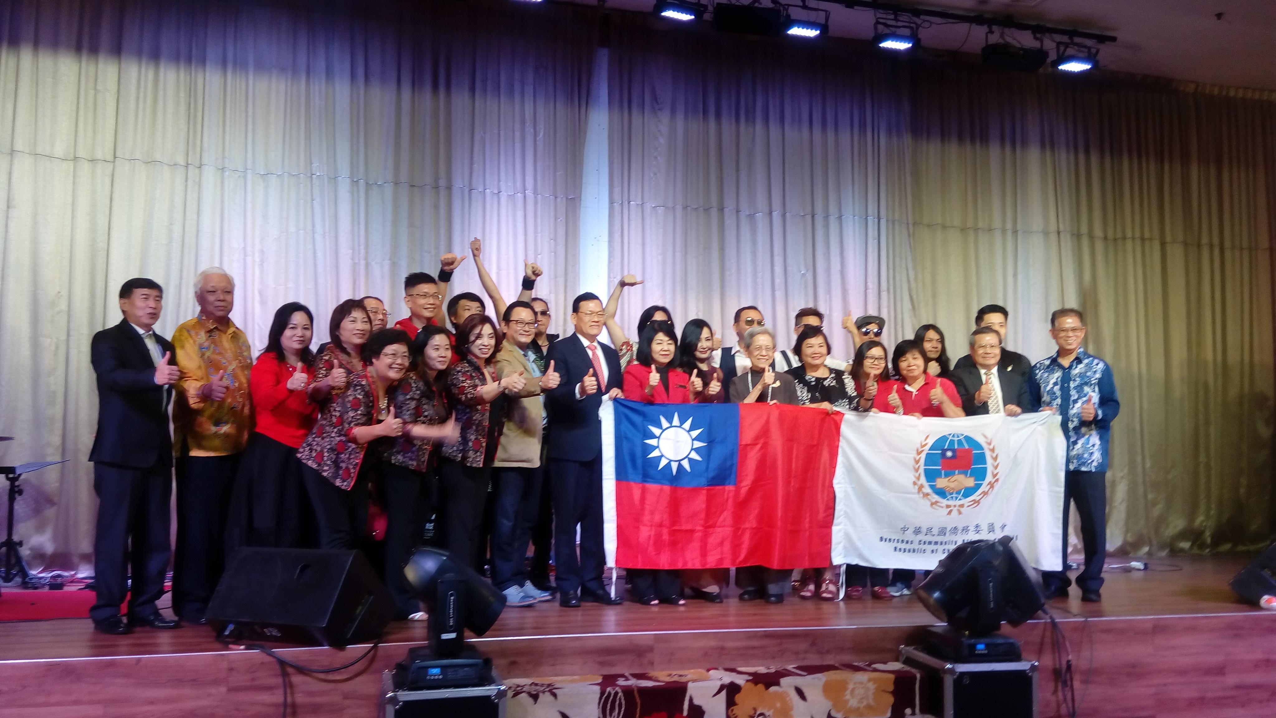 Representative Chang, James Chi- ping(fifth from left), Chang, Fu-Mei, National Policy Advisor to the President(fifth from right )  and take photograph to VIP. 

